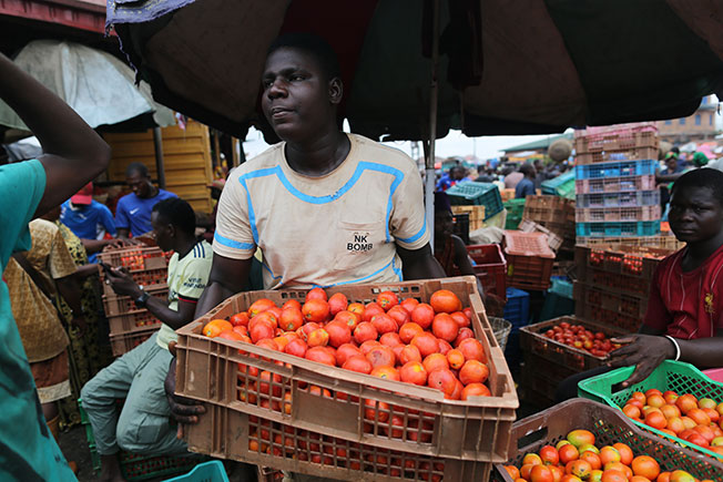 联合国粮农组织预计，今年的全球食品进口开销将写下新高；图为尼日利亚最大城市拉各斯的一个国际食品市场。（欧新社）