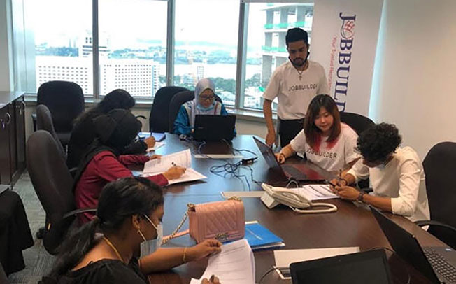 Jobbuilder创办人谢佩彤说，公司会根据新加坡公司提出的申请帮忙物色并聚集求职人员，之后该公司到新山亲自面试，一天可面试30至60人。（受访者提供）