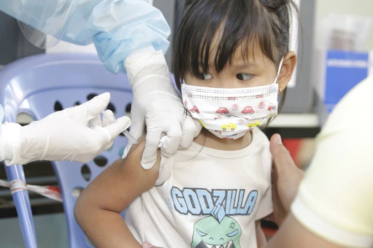 柬埔寨儿童施打疫苗。（新华社）