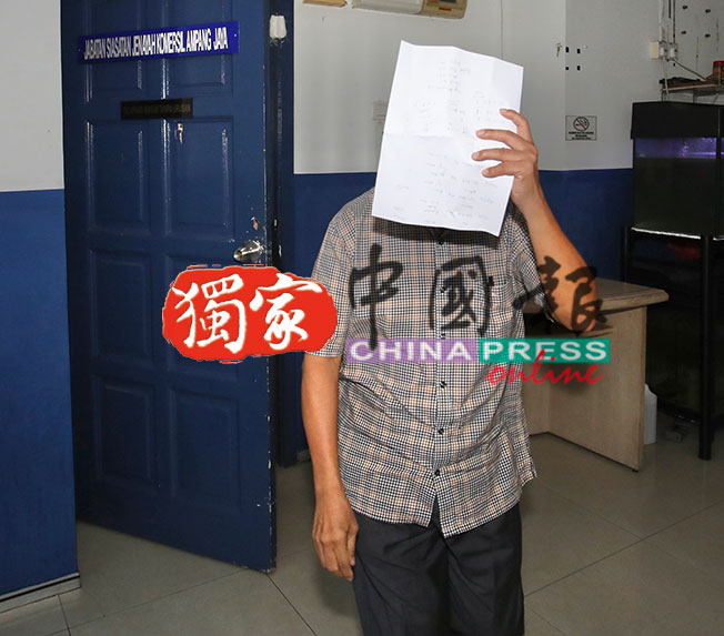 胡朝栋在步出警局时，以文件遮盖脸部，全程未回答记者的问题。