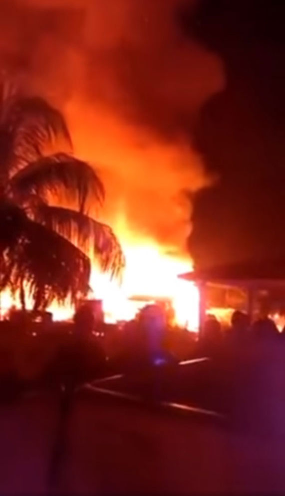 布打丹甘榜尊多周四（17日）晚上發生大火災，起火原因的調查工作則仍進行中。</p><p class=
