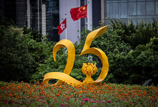 香港政府总部外设有回归25周年的雕塑。（法新社）