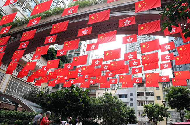 香港回归祖国25周年临近，香港街头喜庆气氛渐浓，利东街16日可见中华人民共和国国旗和香港特别行政区区旗迎风飘扬。（新华社）