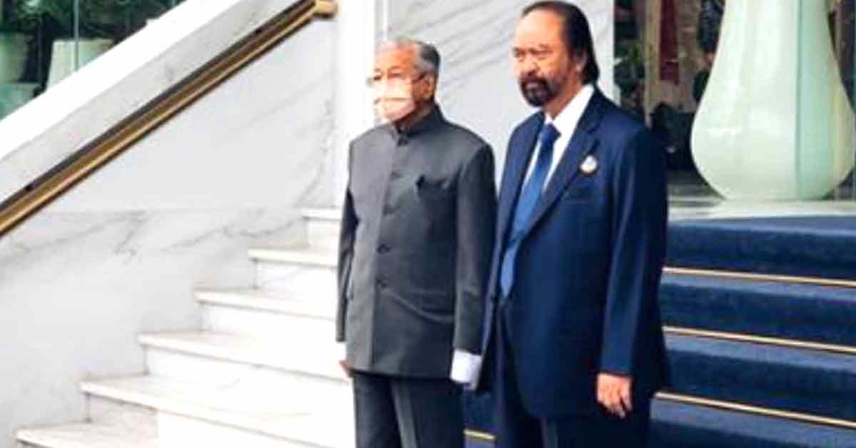 马哈迪（左起）到访印尼国民民主党总部，获该党党魁苏里亚帕落接待。