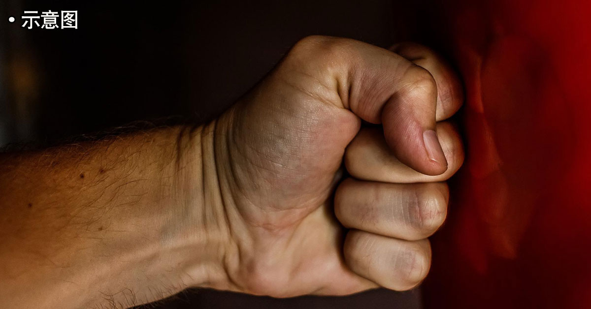 男演员,发狂,暴打,保安员