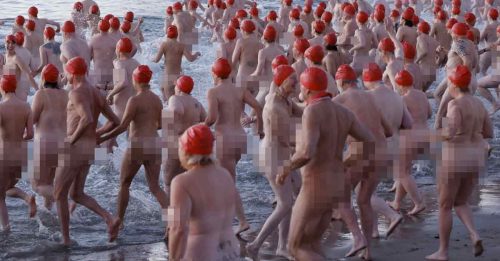 澳洲冬至裸泳 2000人晨曦奔向河中