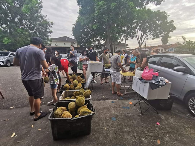 民众到邹裕豪的榴梿档口购买榴梿，以示支持。