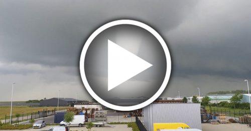 荷兰罕见龙卷风侵袭 1死10伤