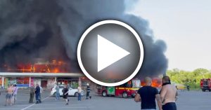 ◤俄乌开战◢ 上千市民购物 购物中心被炸