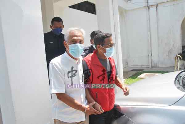 被告赛那阿比汀(左)和莫哈末礼山一起被控,面对死罪的惩罚。