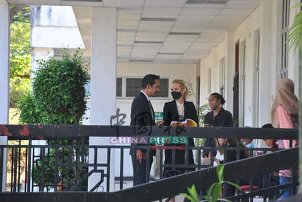 被告家人与代表律师在推事庭讨论案件。