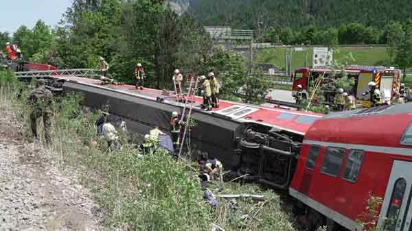 德国南部巴伐利亚邦靠近度假胜地加米施－帕滕基兴的火车路段，3日发生列车脱轨事故，多节车厢翻覆。