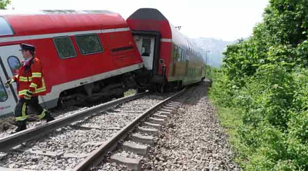 德国南部一列火车出轨翻覆，导致路线封闭。事故列车的部分车厢仍在铁轨上。