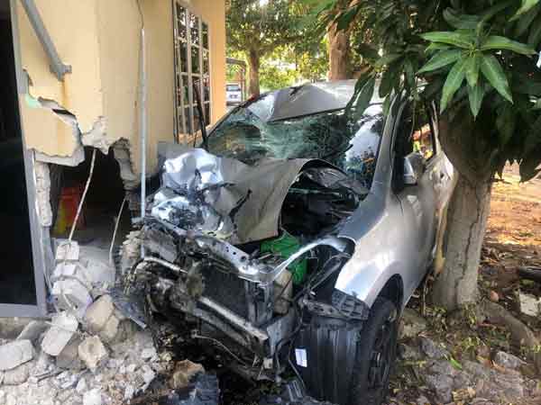 肇祸的迈薇汽车还撞破一间屋子的墙壁。（照片由警方提供）