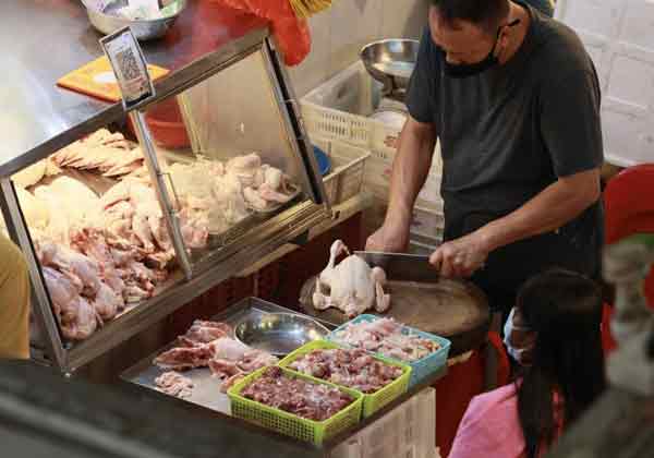 竹脚巴刹亚兴鸡肉摊老板蔡健沁表示，他的顾客群众购买冰冻鸡的人较少。（潘丰源摄）  