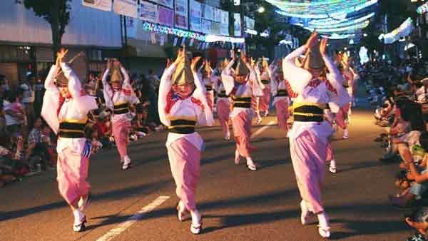 盆舞最初是日本对祖先之灵表示迎接、祭奠和送行的舞蹈。现今已脱离原来的目的，成为日本各地热闹非凡的夏季活动。
