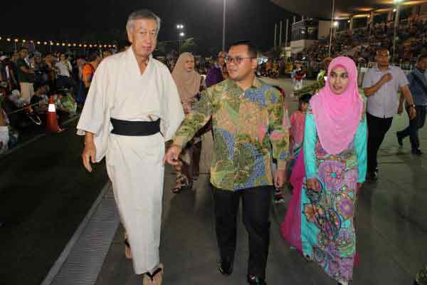 2018年，日本驻马来西亚大使川真喜雄（左）、雪州行政议员阿都拉昔、雪州旅游局长努鲁阿斯金共赴盆舞节。