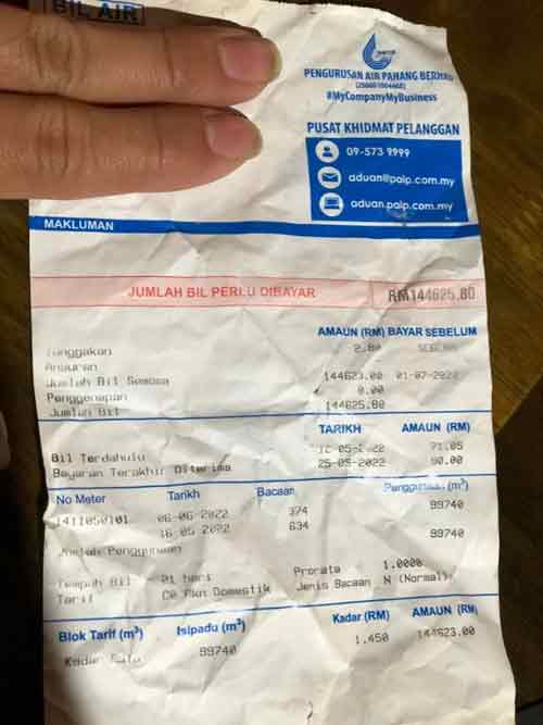 男子在面子书上传自身所接获的水费单。