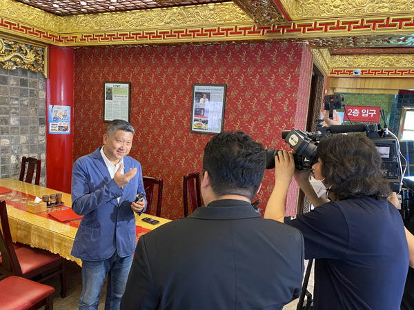 韩媒十分关注第一团抵达韩国的旅朋友：李桑接受YTN新闻台访问。