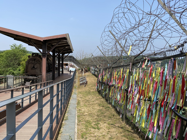韩朝DMZ非军事区：1953年落实，初始韩、朝希望能尽快摘掉“民族藩篱”靠近统一；随着时代演进，只求和平相处，留下DMZ也无妨。