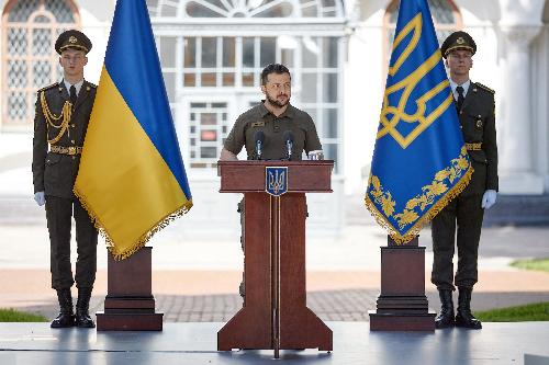 乌总统泽连斯基（中）2日在基辅的一场证书颁发仪式上讲话。（法新社）