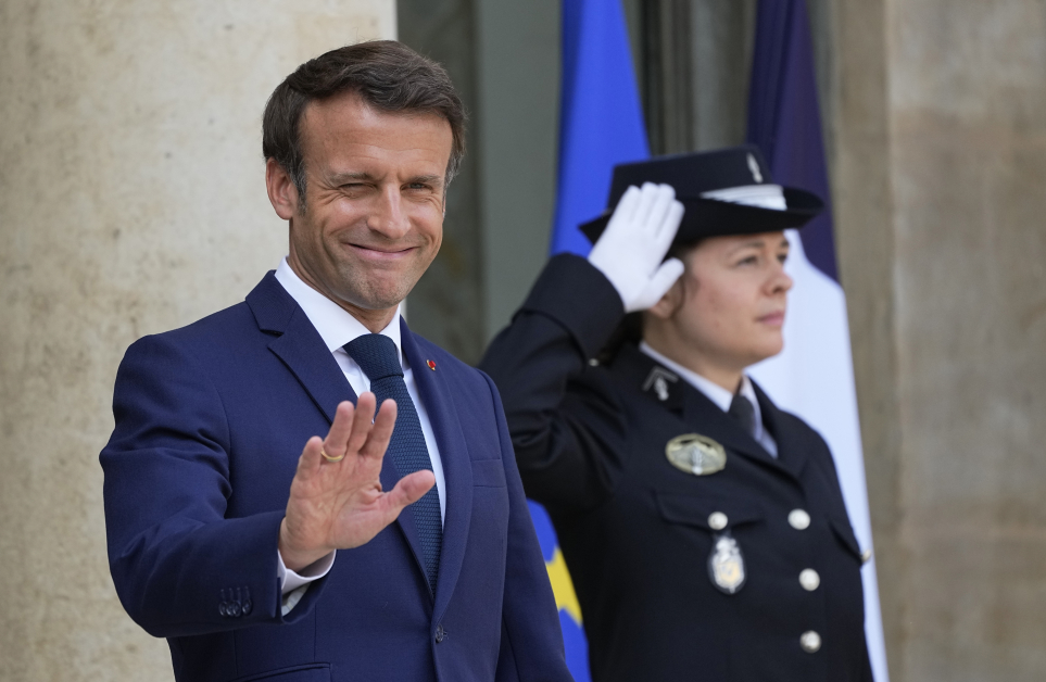 法国总统马克龙（左）的阵营能否在选举中赢得多数票引关注。（美联社）