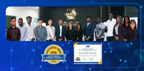 得悉荣获2022年杰出学生分会主席大奖之后，国际石油工程师协会（SPE）亚太科技大学（APU）学生分会的执委们，联同他们的导师哈文考尔博士（中）制作了这张合照志庆。