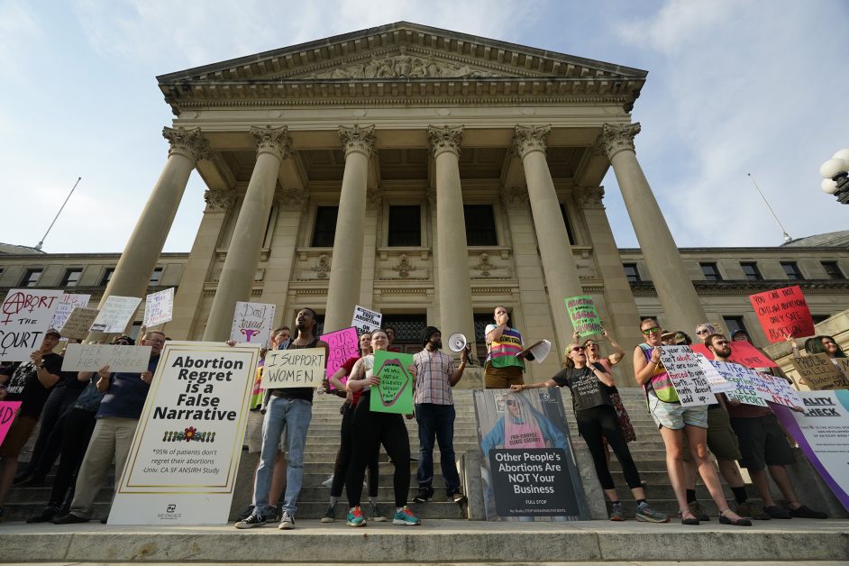 堕胎权倡议者周二在密西西比州议会大厦外抗议。（美联社）