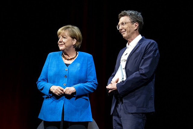 德国前总理默克尔和记者兼作家奥桑在柏林乐团（Berliner Ensemble）合照。
