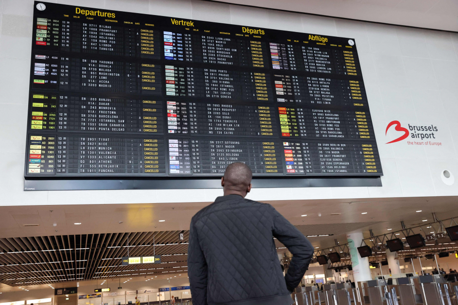 周一在布鲁塞尔机场，显示屏上的全部航班显示“取消”。（法新社）