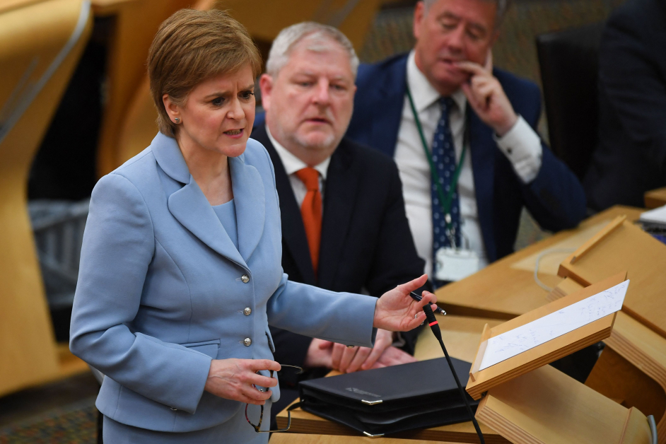 苏格兰首席部长施特金，周二在苏格兰议会发言。（法新社）