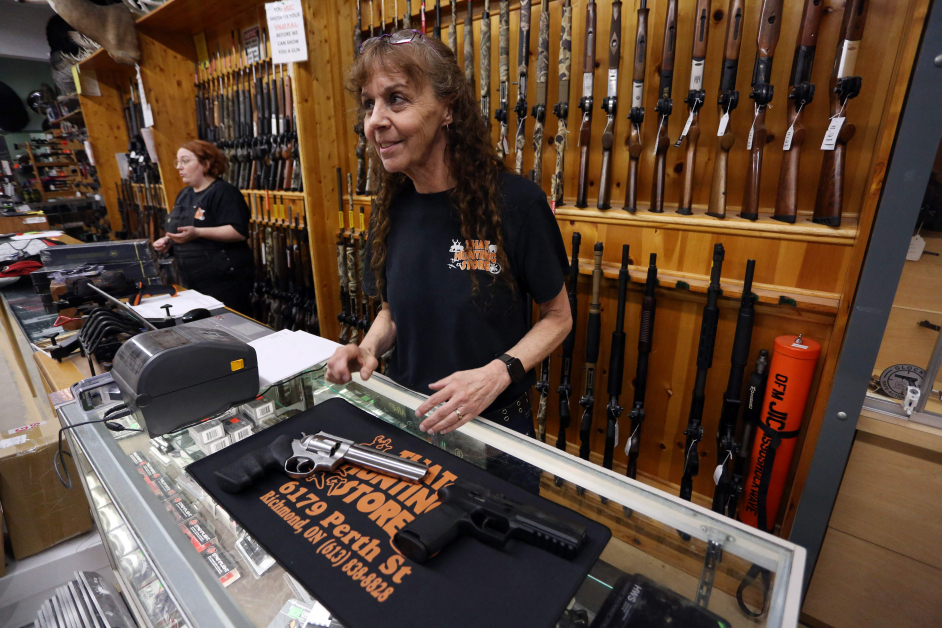 加拿大拟实行枪支管制，导致当地的枪械售卖铺生意都特别好。