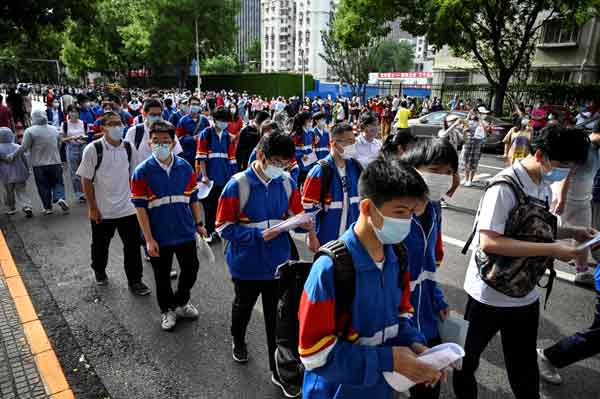 北京周二考生排队准备进入考场。（法新社）