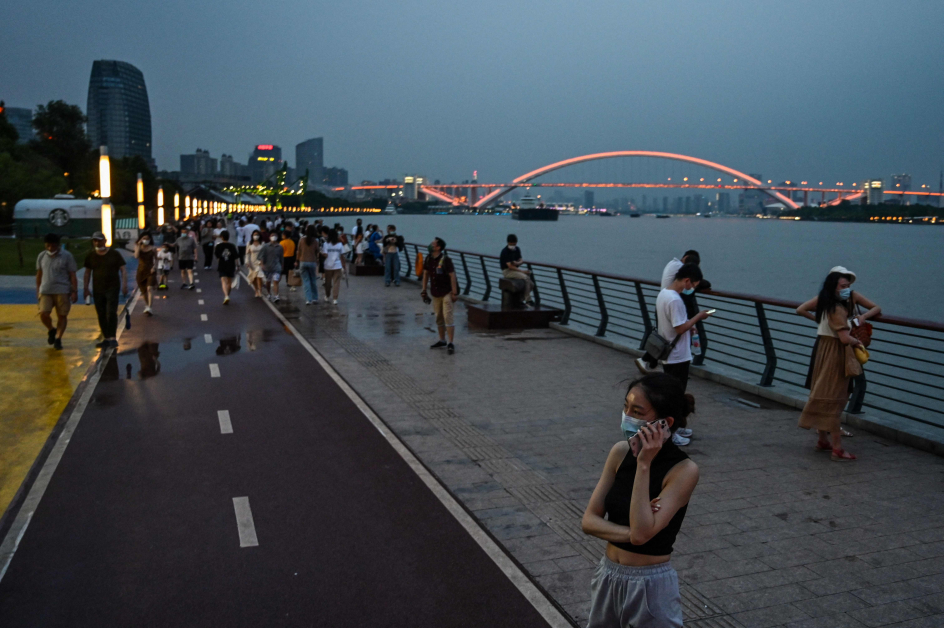上海民众在黄浦公园河畔散步。（法新社）