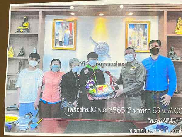 赖玉楠（左4）及颜永哲（左）在双方母亲陪同下，向泰国警方代表肯纳曼苏（右2）送上礼篮致谢。右为John。