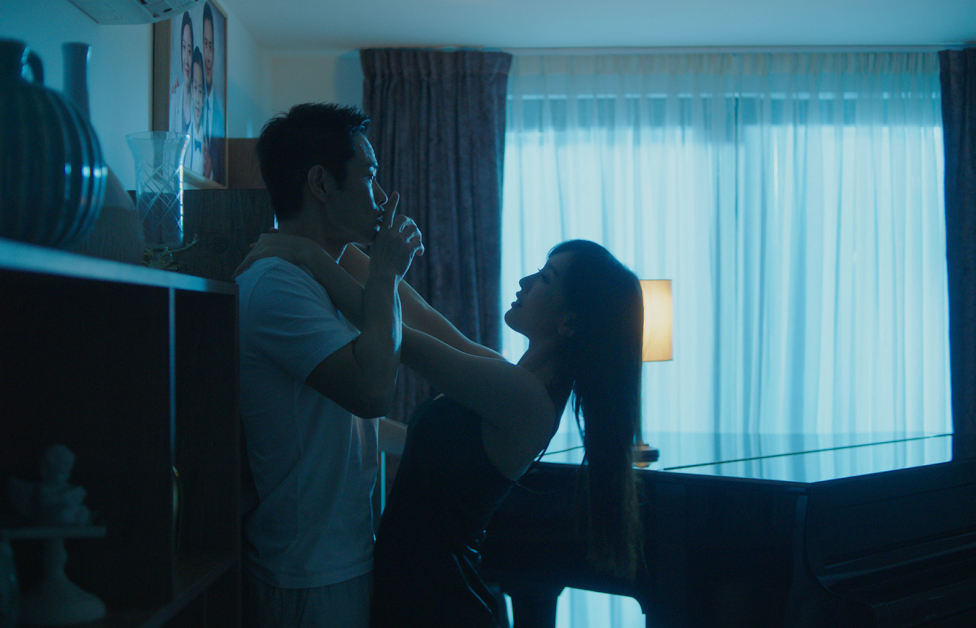 郑嘉颖与陈静在电影中上演不少激情戏分。
