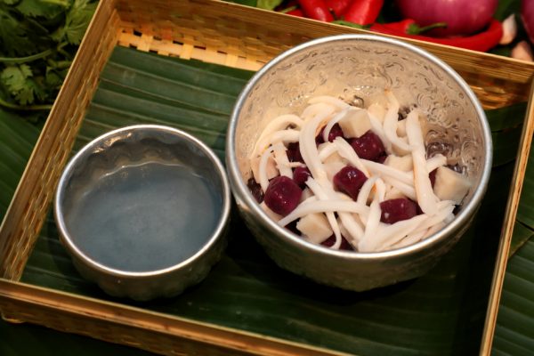 Bua Loy Pueak加入了弹牙的自制芋圆，烟熏过的椰奶，以及蝶豆花，让甜品色泽更吸睛。香甜的椰奶拥有独特的浓郁烟熏风味，可根据个人喜好适量添加。 