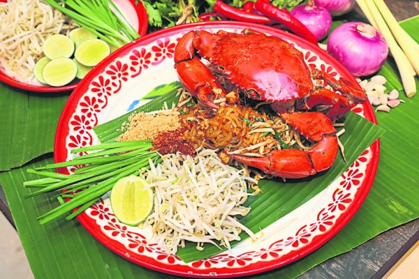 Phadthai Poo Yak以螃蟹作为配料，除了炒粿条上的大螃蟹外，粿条里面也加入了去壳的螃蟹肉丝。值得一提的是，新鲜韭菜非常清甜，配搭口感湿润，味道偏甜的粿条一起食用，有去油解腻作用。