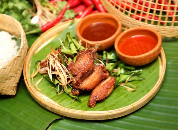 Kai Tawt即炸鸡翅，不仅腌制得十分入味，也炸得非常香脆，配搭特调的泰式辣酱一起食用，风味更佳。