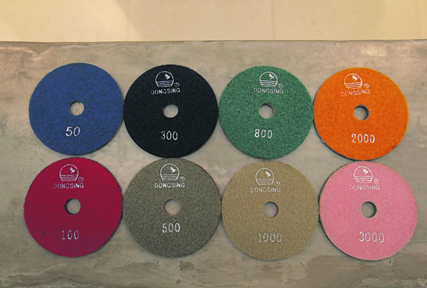 不同号数的磨片代表粗细度，并且用颜色区分。