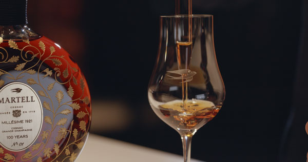 这瓶百年的生命之水，独特且纯正的口感，来自于有着白垩土和石灰岩的大香槟产区。