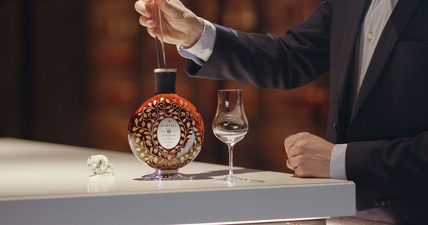 这瓶百年的生命之水，独特且纯正的口感，来自于有着白垩土和石灰岩的大香槟产区。