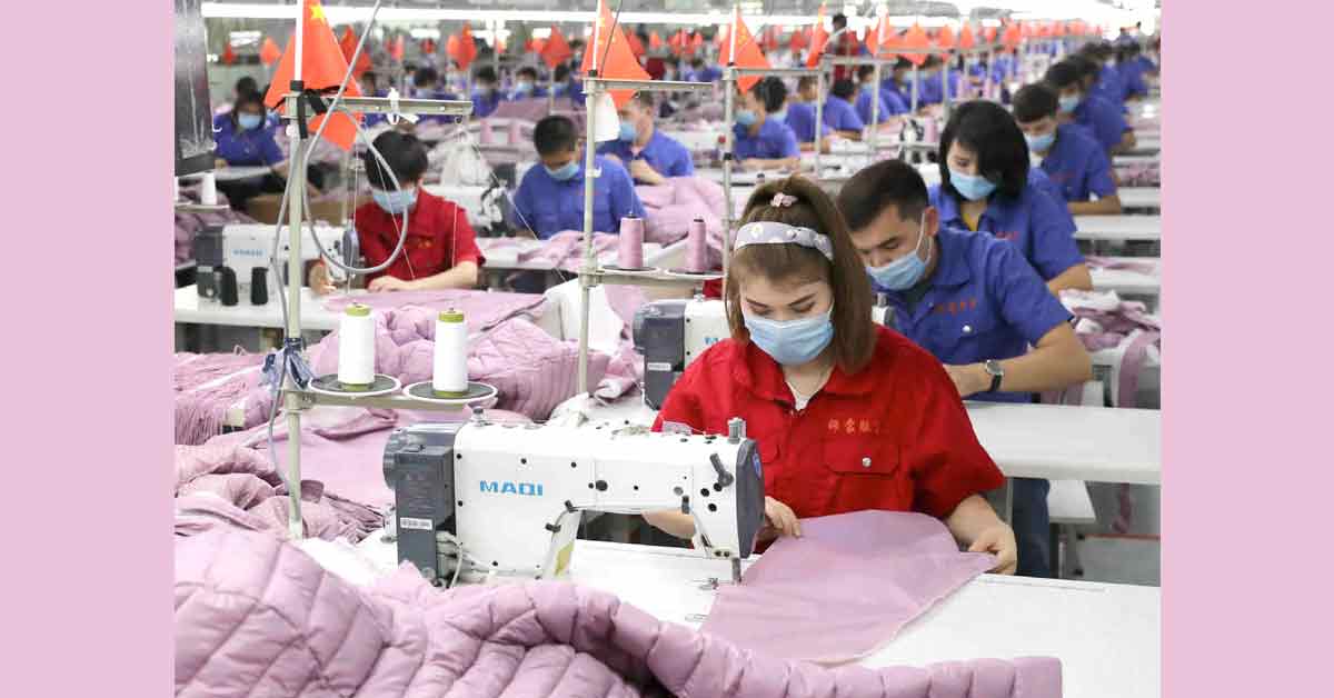 新疆维吾尔自治区嘉石县的一家工厂生产羽绒服。