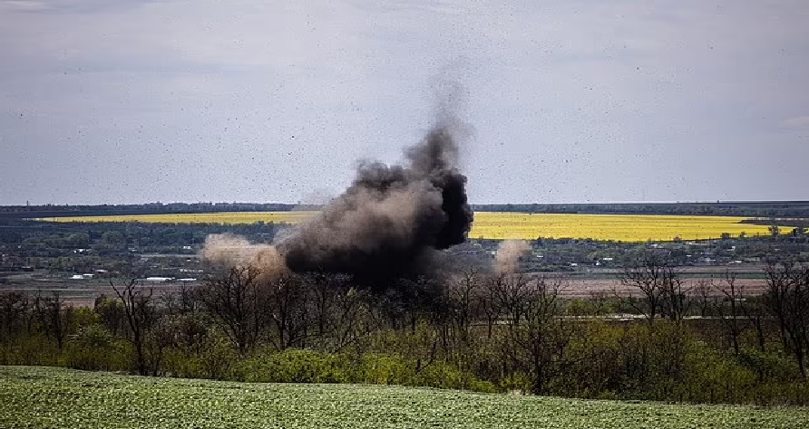 5月22日，扎波罗热地区赫里霍里夫卡村附的地雷被引爆，冒出滚滚浓烟。