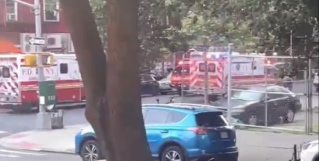 多辆救护车赶至现场。