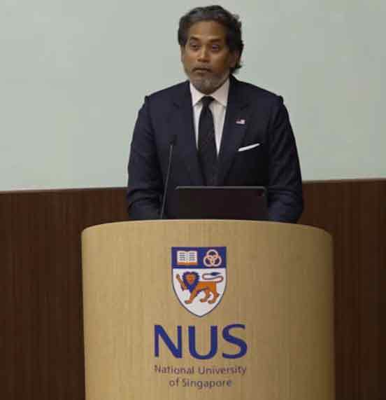 凯里在新加坡国立大学苏瑞福公共卫生学院，发表主题演说。