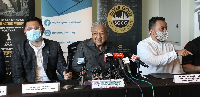 莫哈末菲吉里（左起）、马哈迪和莫哈末达里安出席记者会。