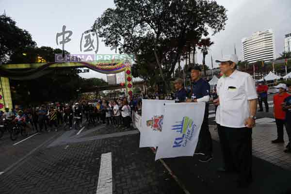 莫哈末纳因（右起）、马哈迪和苏德诺为吉隆坡无车日活动主持挥旗礼。
