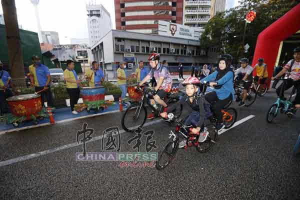 家长们带着孩子骑着脚车畅游吉隆坡。