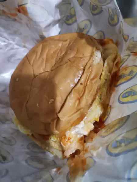 女网友张贴所买的“特色鸡肉汉堡包”,显示汉堡添加了鸡蛋。